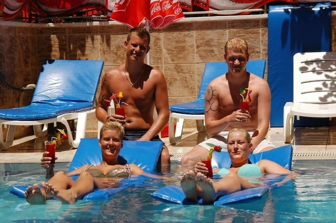 Imagen de la piscina del Doris Aytur City. Foto 18