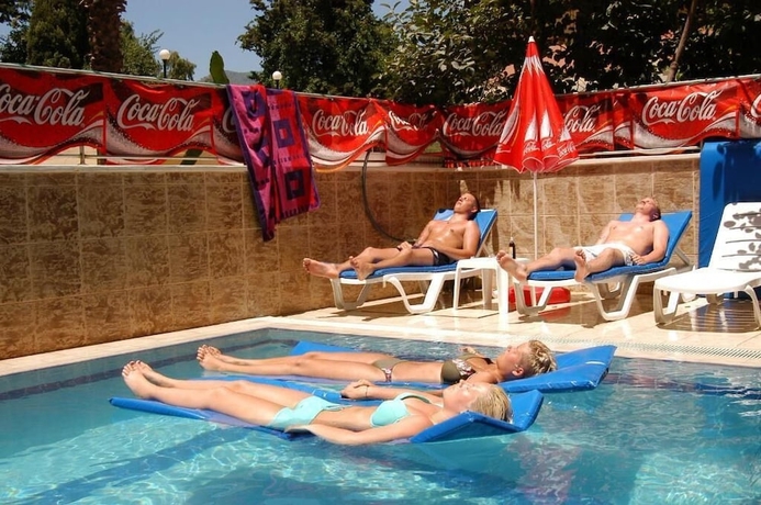 Imagen de la piscina del Doris Aytur City. Foto 19