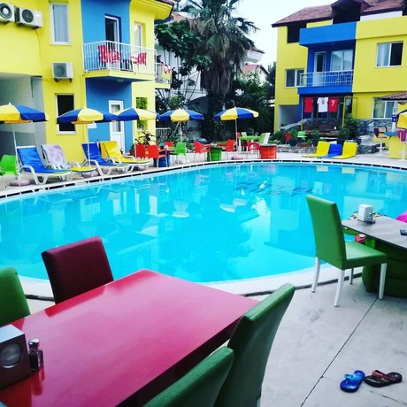 Imagen de la piscina del Dost Hotel. Foto 17