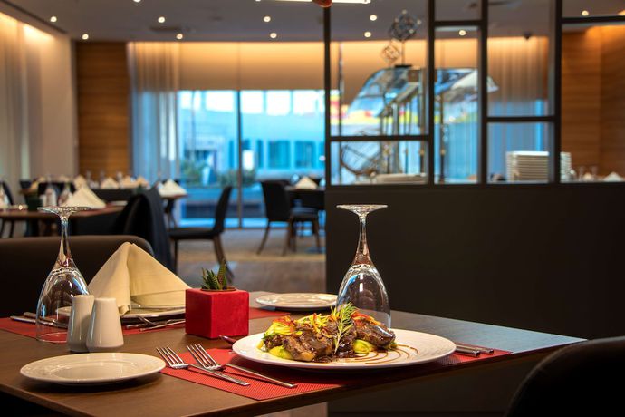 Imagen del bar/restaurante del Doubletree By Hilton Ankara Incek. Foto 6
