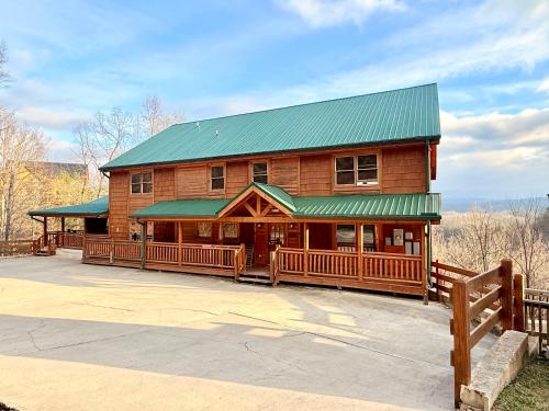 Imagen general del Dream Maker Lodge: 12-Bedroom Smoky Mountain Cabin with Pool, Hot Tubs, Theater, and Game Room. Foto 3