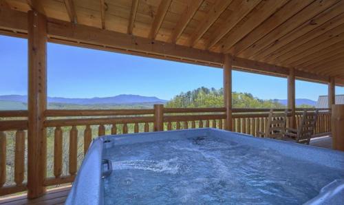 Imagen general del Dream Maker Lodge: 12-Bedroom Smoky Mountain Cabin with Pool, Hot Tubs, Theater, and Game Room. Foto 4