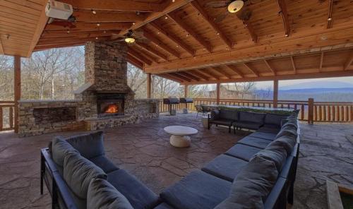 Imagen general del Dream Maker Lodge: 12-Bedroom Smoky Mountain Cabin with Pool, Hot Tubs, Theater, and Game Room. Foto 5