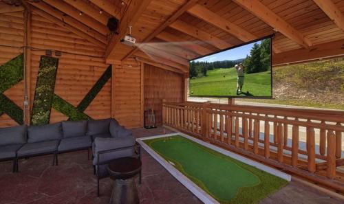 Imagen general del Dream Maker Lodge: 12-Bedroom Smoky Mountain Cabin with Pool, Hot Tubs, Theater, and Game Room. Foto 6