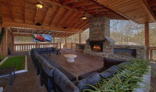 Imagen general del Dream Maker Lodge: 12-Bedroom Smoky Mountain Cabin with Pool, Hot Tubs, Theater, and Game Room. Foto 7