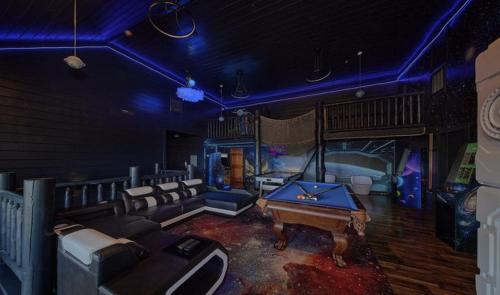 Imagen general del Dream Maker Lodge: 12-Bedroom Smoky Mountain Cabin with Pool, Hot Tubs, Theater, and Game Room. Foto 8