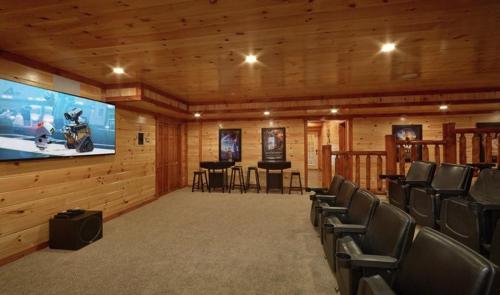 Imagen general del Dream Maker Lodge: 12-Bedroom Smoky Mountain Cabin with Pool, Hot Tubs, Theater, and Game Room. Foto 9