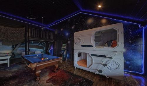 Imagen general del Dream Maker Lodge: 12-Bedroom Smoky Mountain Cabin with Pool, Hot Tubs, Theater, and Game Room. Foto 10