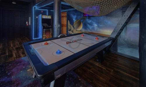 Imagen general del Dream Maker Lodge: 12-Bedroom Smoky Mountain Cabin with Pool, Hot Tubs, Theater, and Game Room. Foto 11