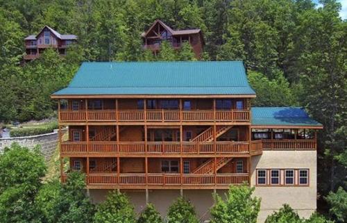 Imagen general del Dream Maker Lodge: 12-Bedroom Smoky Mountain Cabin with Pool, Hot Tubs, Theater, and Game Room. Foto 12