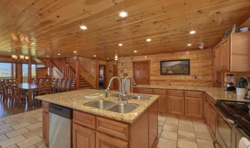 Imagen general del Dream Maker Lodge: 12-Bedroom Smoky Mountain Cabin with Pool, Hot Tubs, Theater, and Game Room. Foto 13
