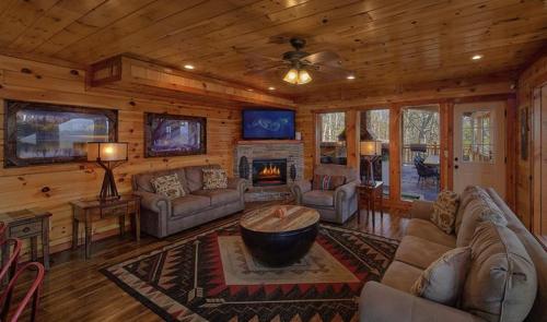 Imagen general del Dream Maker Lodge: 12-Bedroom Smoky Mountain Cabin with Pool, Hot Tubs, Theater, and Game Room. Foto 14