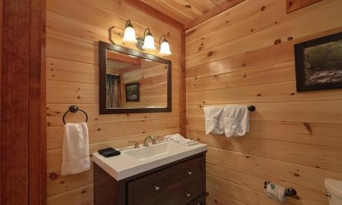 Imagen general del Dream Maker Lodge: 12-Bedroom Smoky Mountain Cabin with Pool, Hot Tubs, Theater, and Game Room. Foto 15