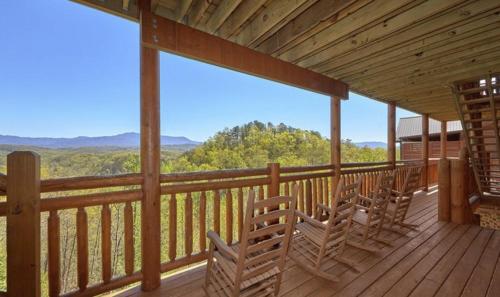Imagen general del Dream Maker Lodge: 12-Bedroom Smoky Mountain Cabin with Pool, Hot Tubs, Theater, and Game Room. Foto 16