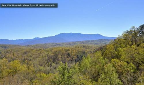 Imagen general del Dream Maker Lodge: 12-Bedroom Smoky Mountain Cabin with Pool, Hot Tubs, Theater, and Game Room. Foto 18
