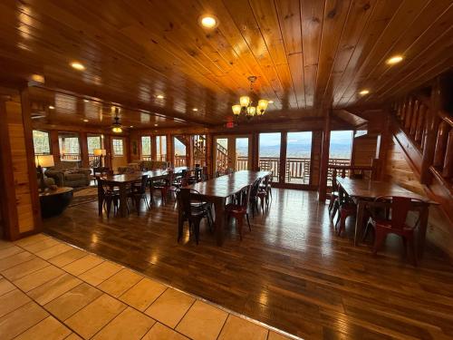 Imagen general del Dream Maker Lodge: 12-Bedroom Smoky Mountain Cabin with Pool, Hot Tubs, Theater, and Game Room. Foto 19