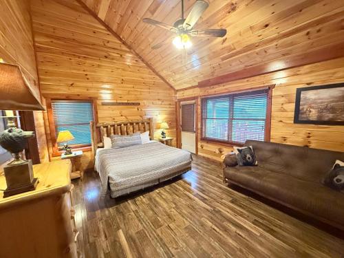 Imagen de la habitación del Dream Maker Lodge: 12-Bedroom Smoky Mountain Cabin with Pool, Hot Tubs, Theater, and Game Room. Foto 20