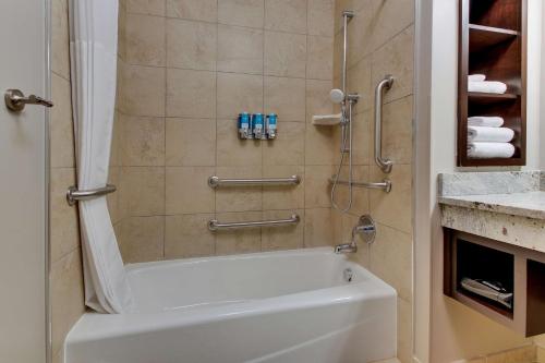 Imagen de la habitación del Drury Plaza Hotel Savannah. Foto 20