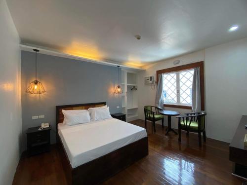 Imagen de la habitación del Dumaguete Seafront Hotel. Foto 17