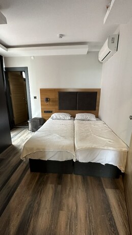 Imagen de la habitación del EMAY OTEL. Foto 17