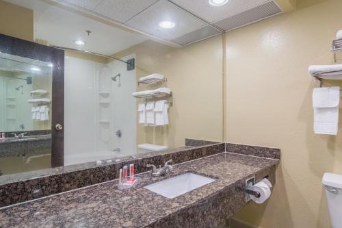 Imagen de la habitación del Econo Lodge Darien. Foto 6