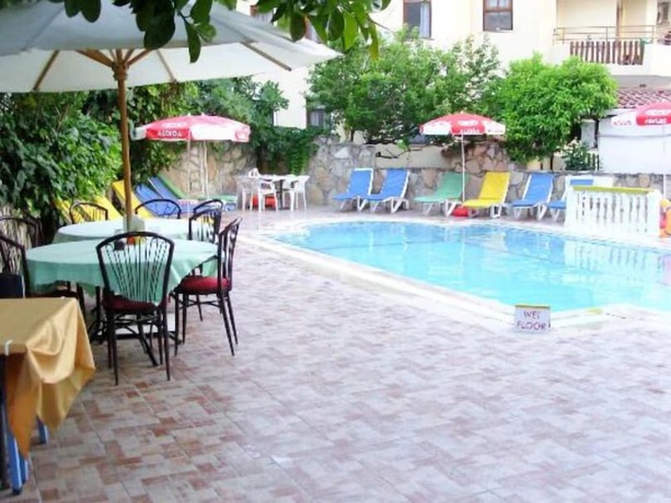 Imagen de la piscina del Eda Hotel. Foto 12