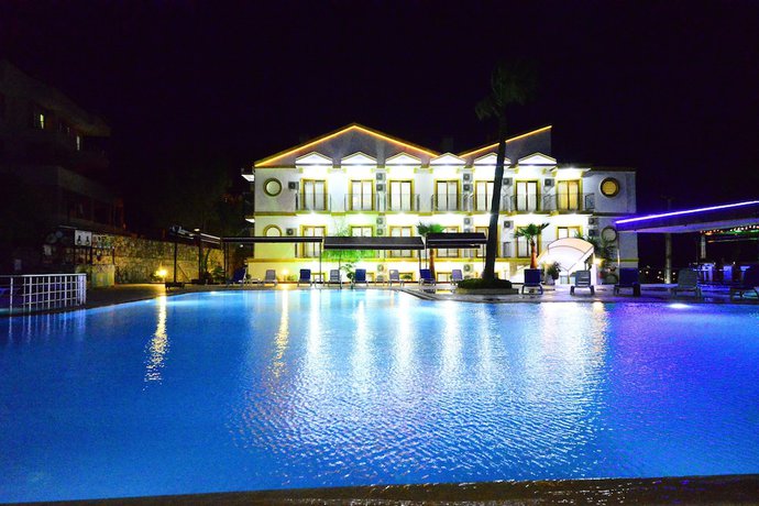 Imagen de la piscina del Edasu Hotels. Foto 20