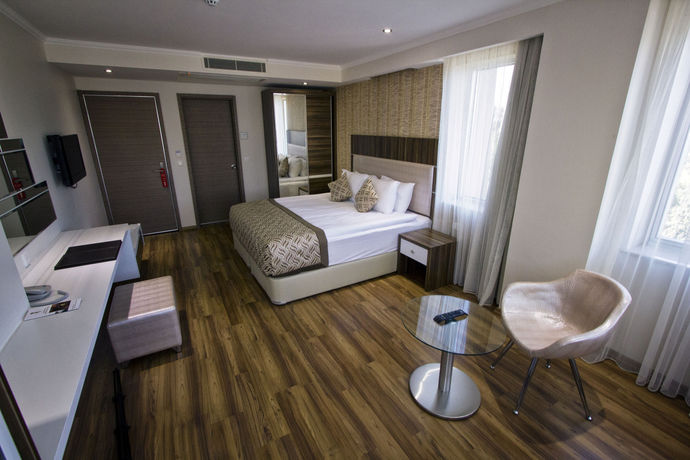 Imagen de la habitación del Edis Premier Hotel. Foto 14