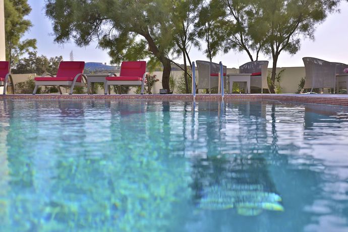 Imagen de la piscina del El Yam Luxury Resort. Foto 16