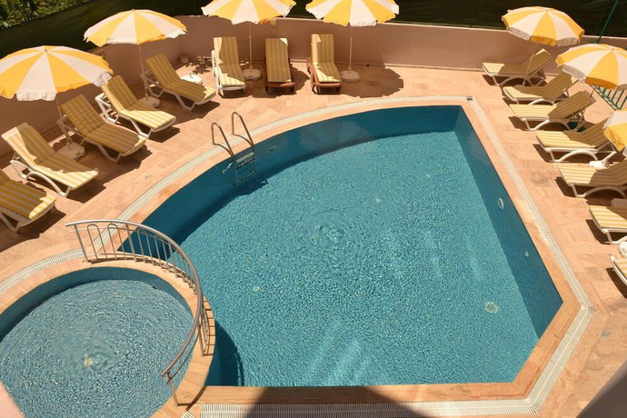 Imagen de la piscina del Elfida Apart Hotel. Foto 16