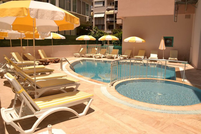 Imagen de la piscina del Elfida Apart Hotel. Foto 19