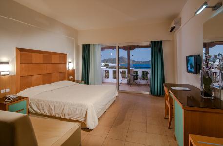 Imagen de la piscina del Elounda Breeze Resort. Foto 9