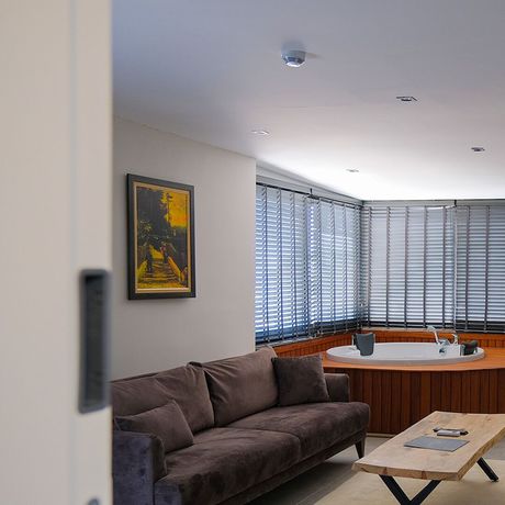 Imagen de la habitación del Eluxio Suite Hotel. Foto 1