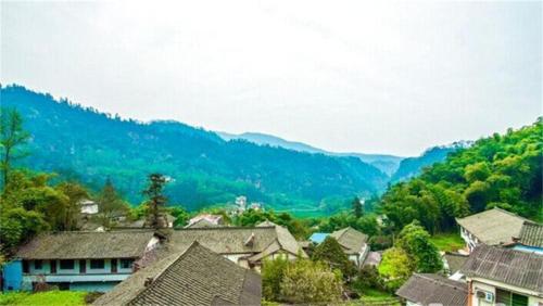 Imagen general del Emeishan Sanyuan Shuzhuang Home Stay. Foto 8