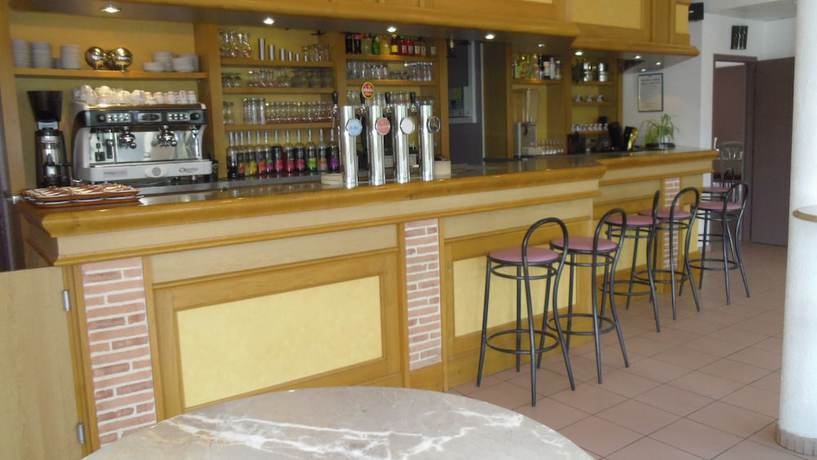 Imagen del bar/restaurante del Enzo Hotels Bulgneville By Kyriad Direct. Foto 5