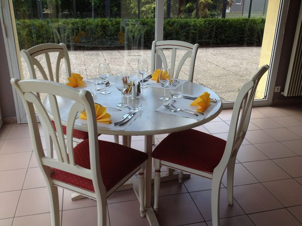 Imagen del bar/restaurante del Enzo Hotels Bulgneville By Kyriad Direct. Foto 6