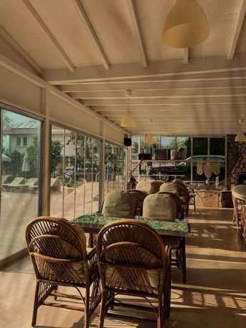 Imagen del bar/restaurante del Era Holiday Hotel. Foto 4