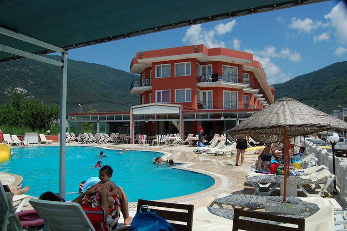 Imagen de la piscina del Erdek Benan Hotel. Foto 17