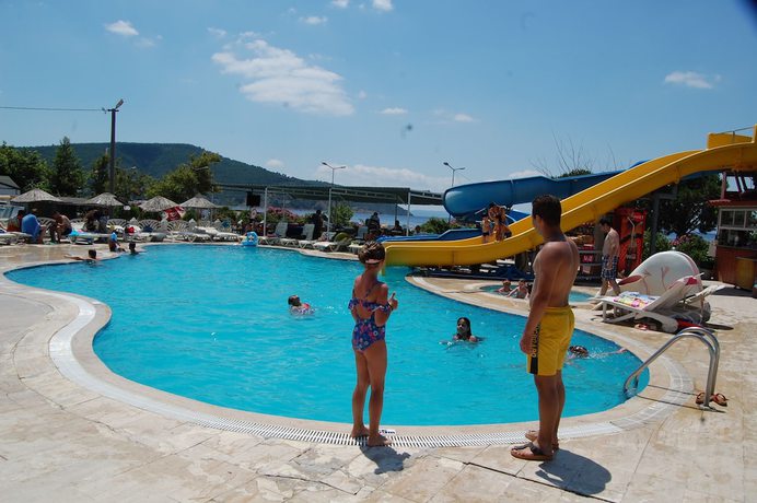 Imagen de la piscina del Erdek Benan Hotel. Foto 18