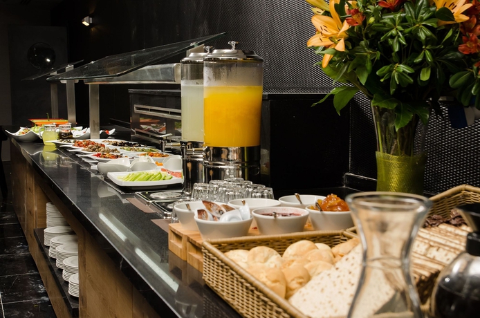 Imagen del bar/restaurante del Eyal Hotel. Foto 2