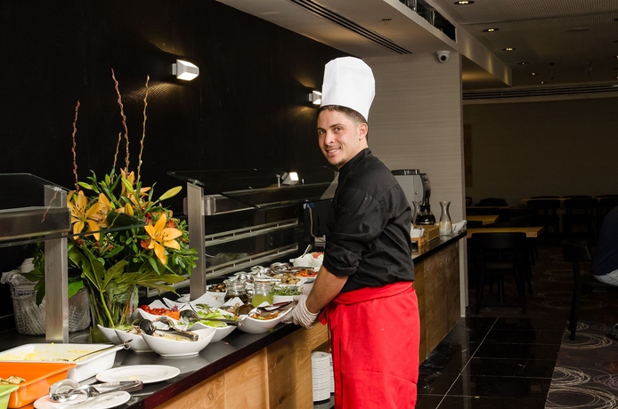 Imagen del bar/restaurante del Eyal Hotel. Foto 6