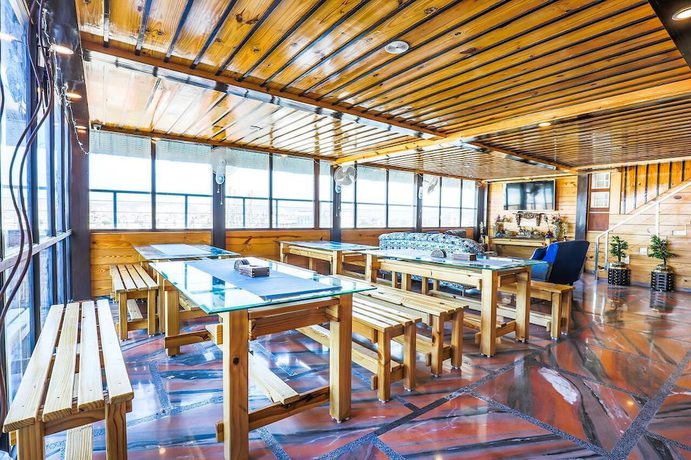 Imagen del bar/restaurante del FabHotel The Lodge. Foto 3