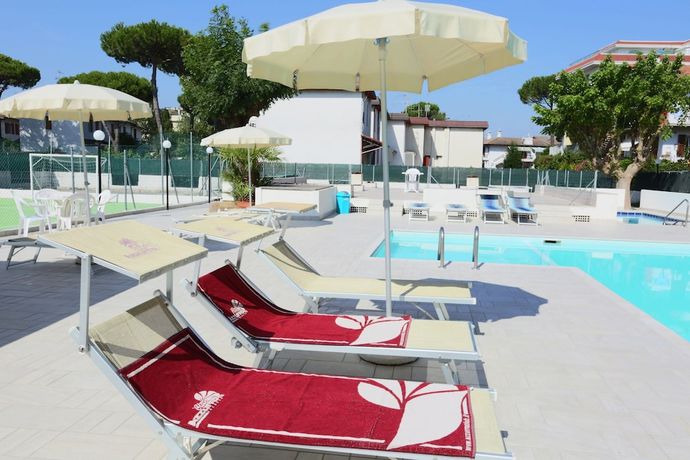 Imagen de la piscina del Family Hotel Marina Beach. Foto 16