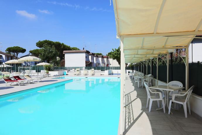 Imagen de la piscina del Family Hotel Marina Beach. Foto 17