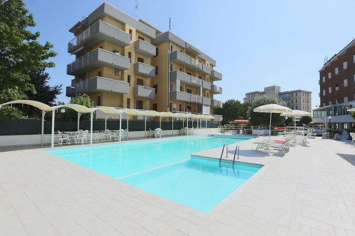 Imagen de la piscina del Family Hotel Marina Beach. Foto 18