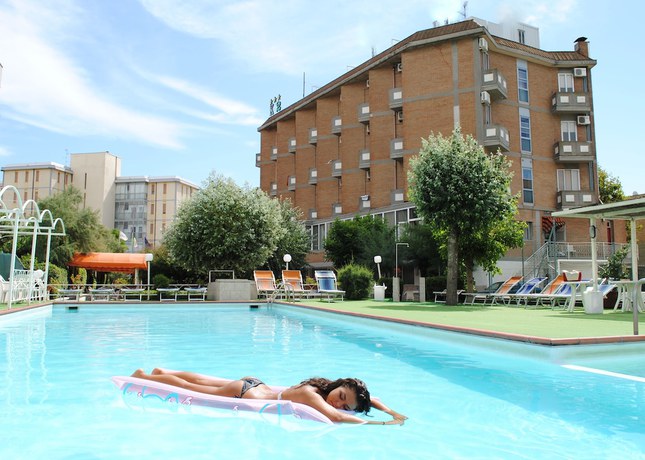 Imagen de la piscina del Family Hotel Marina Beach. Foto 19