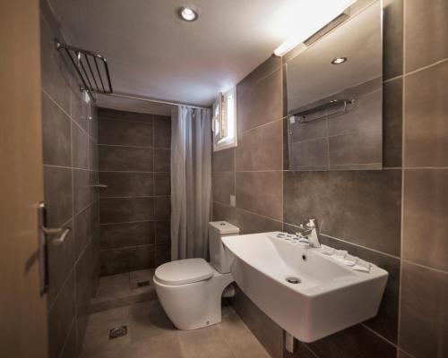 Imagen de la habitación del Far Out Beach Club Resort & Camping. Foto 8