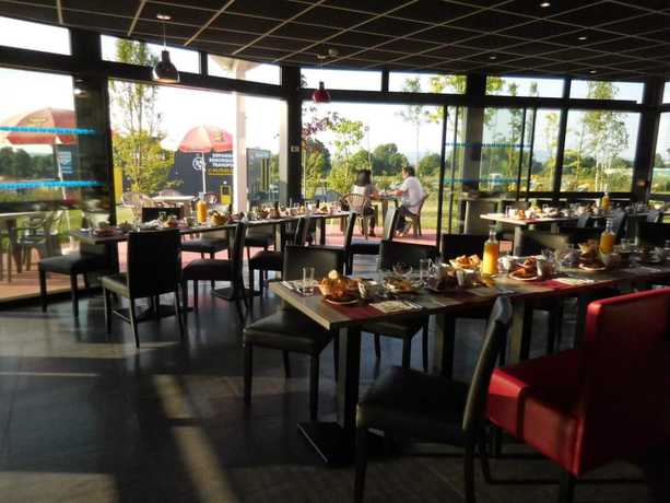 Imagen del bar/restaurante del FastHotel Montmarault - Auberge du Grand Champ. Foto 3