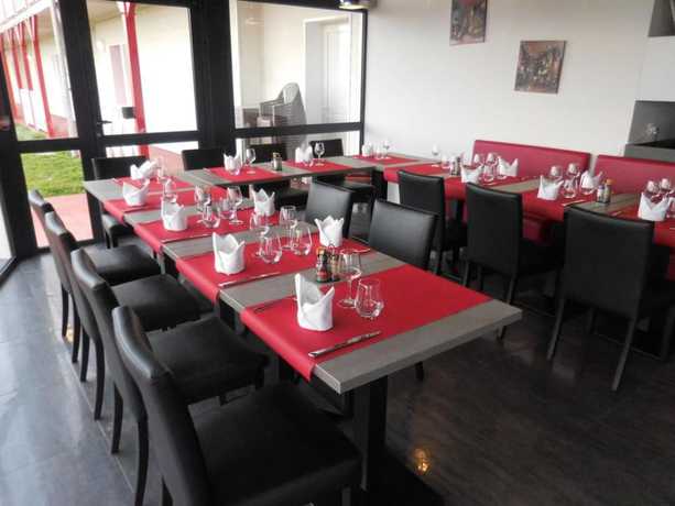 Imagen del bar/restaurante del FastHotel Montmarault - Auberge du Grand Champ. Foto 4