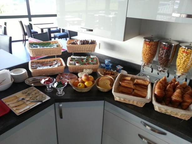 Imagen del bar/restaurante del FastHotel Montmarault - Auberge du Grand Champ. Foto 6